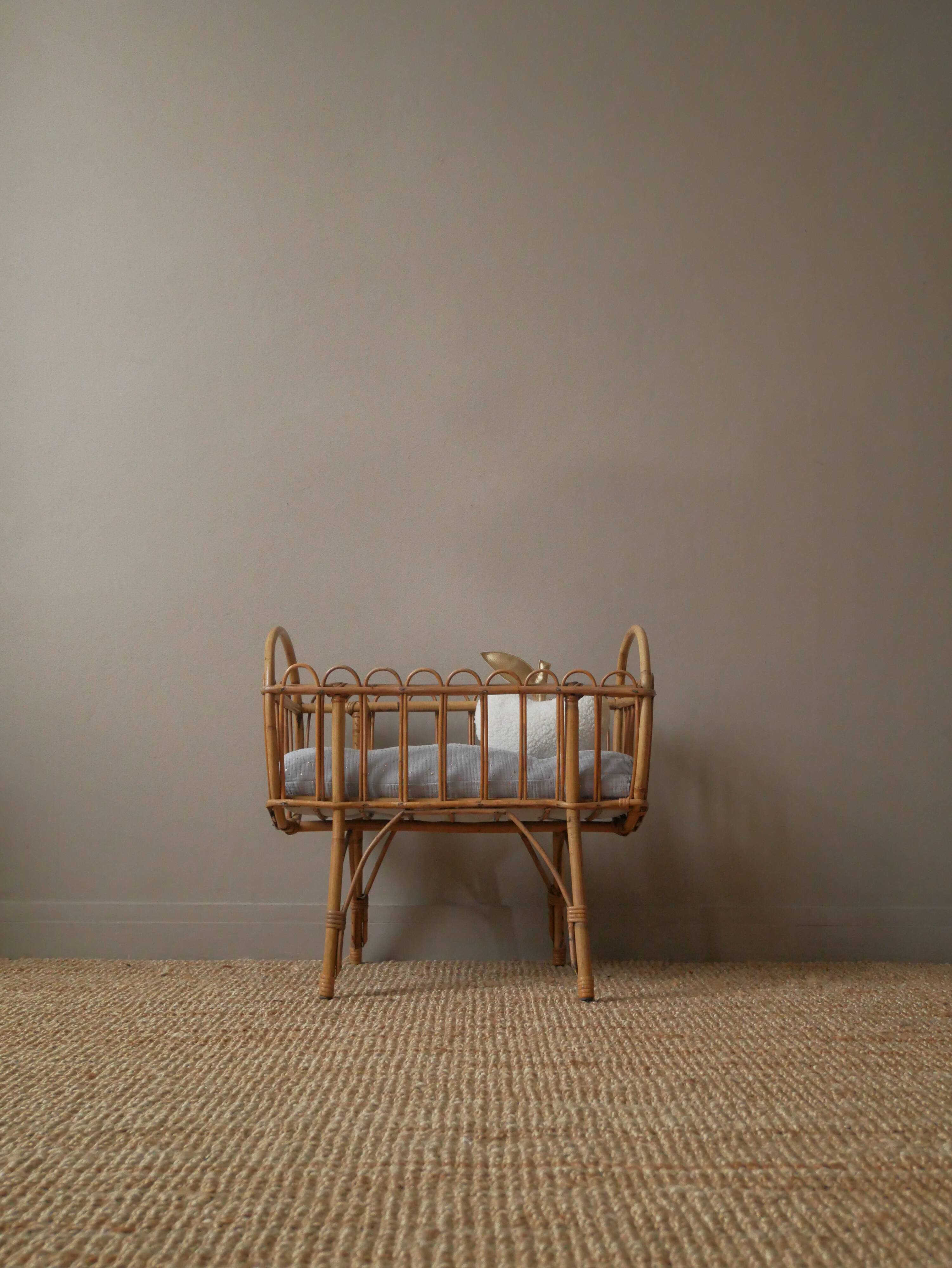 Berceau en rotin osier vintage design scandinave rétro lit de poupée jouet ancien