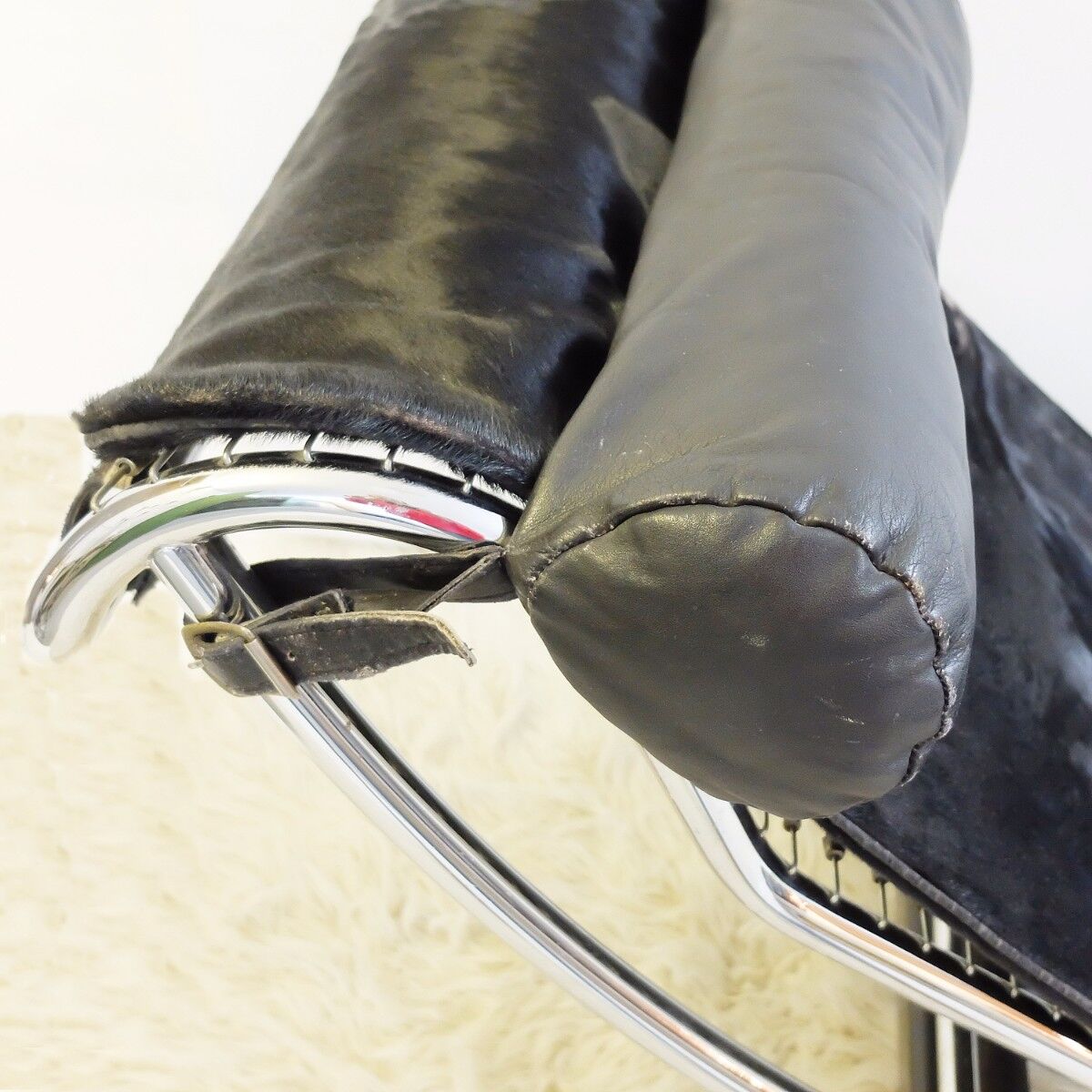 LC4 long chair in foal by Le Corbusier for Cassina