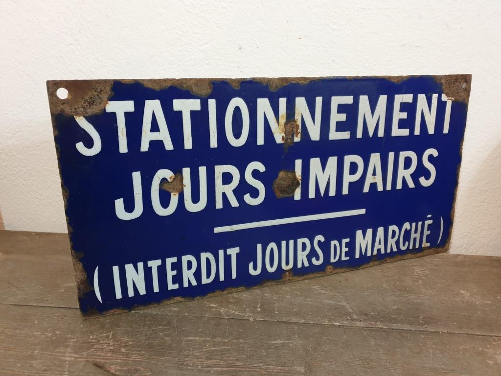 Enamelled parking plate