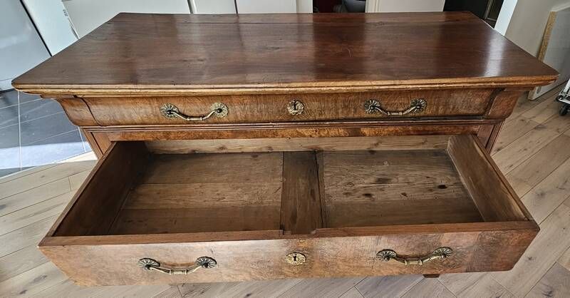 Importante commode Louis-Philippe en noyer patiné, XIXᵉ siècle