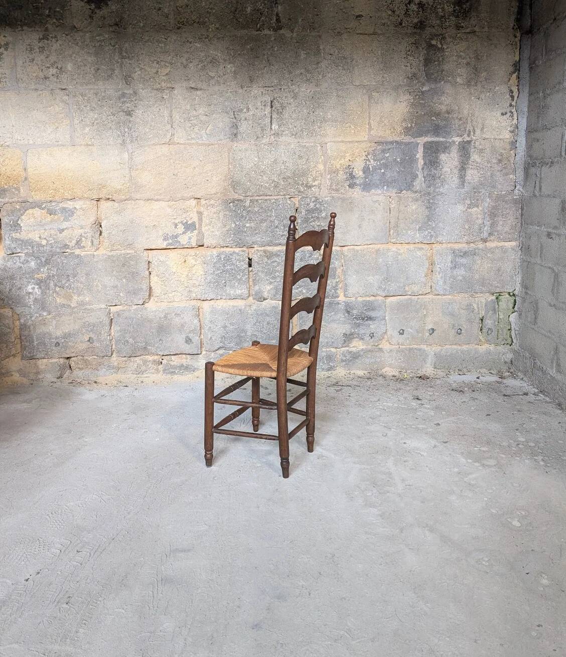 Ensemble de 8 chaises en bois et paille