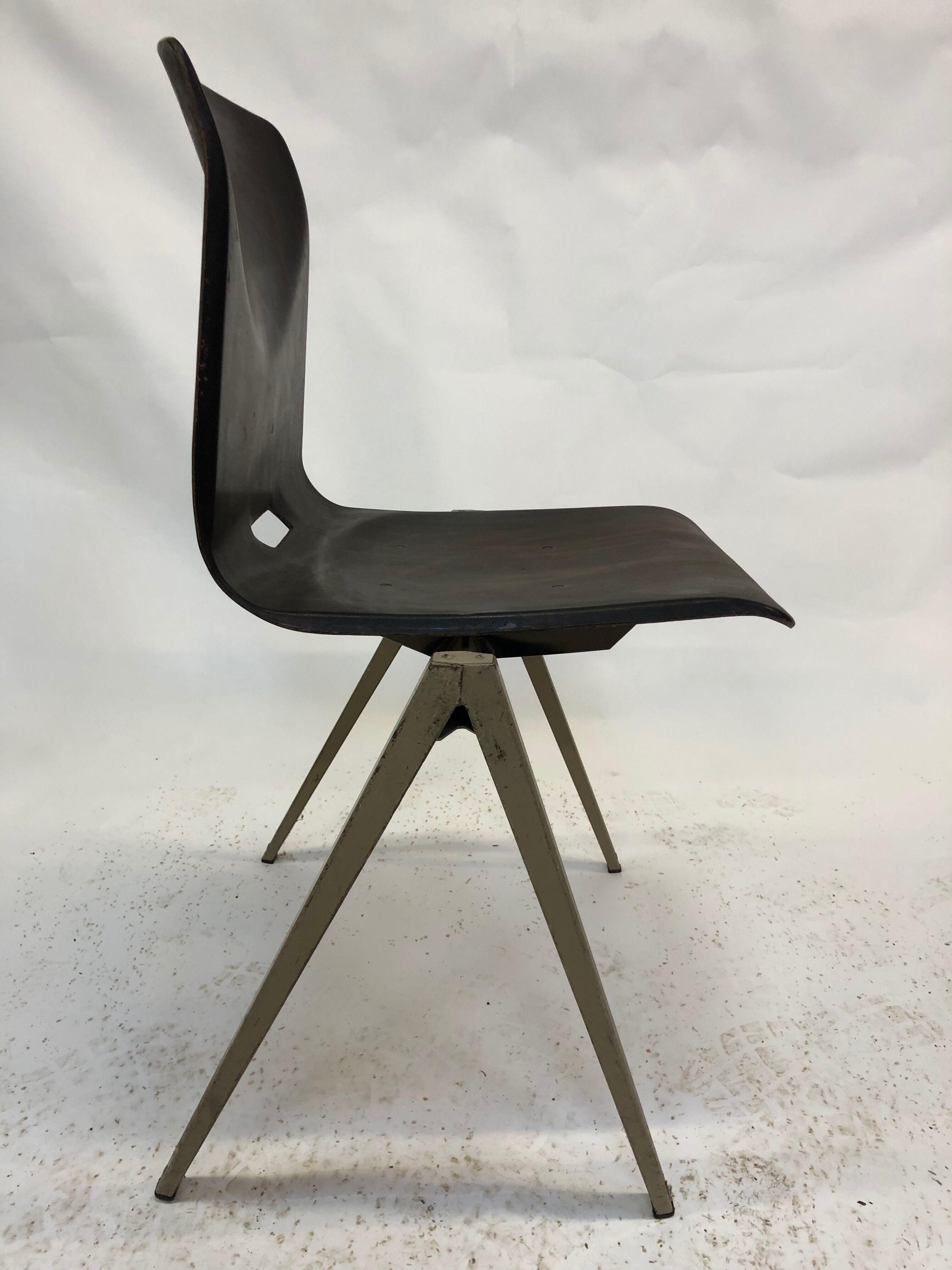 Pagholz Galvanitas S22 stackable school chairs