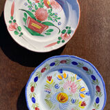 Deux assiettes en faïence peint à la main