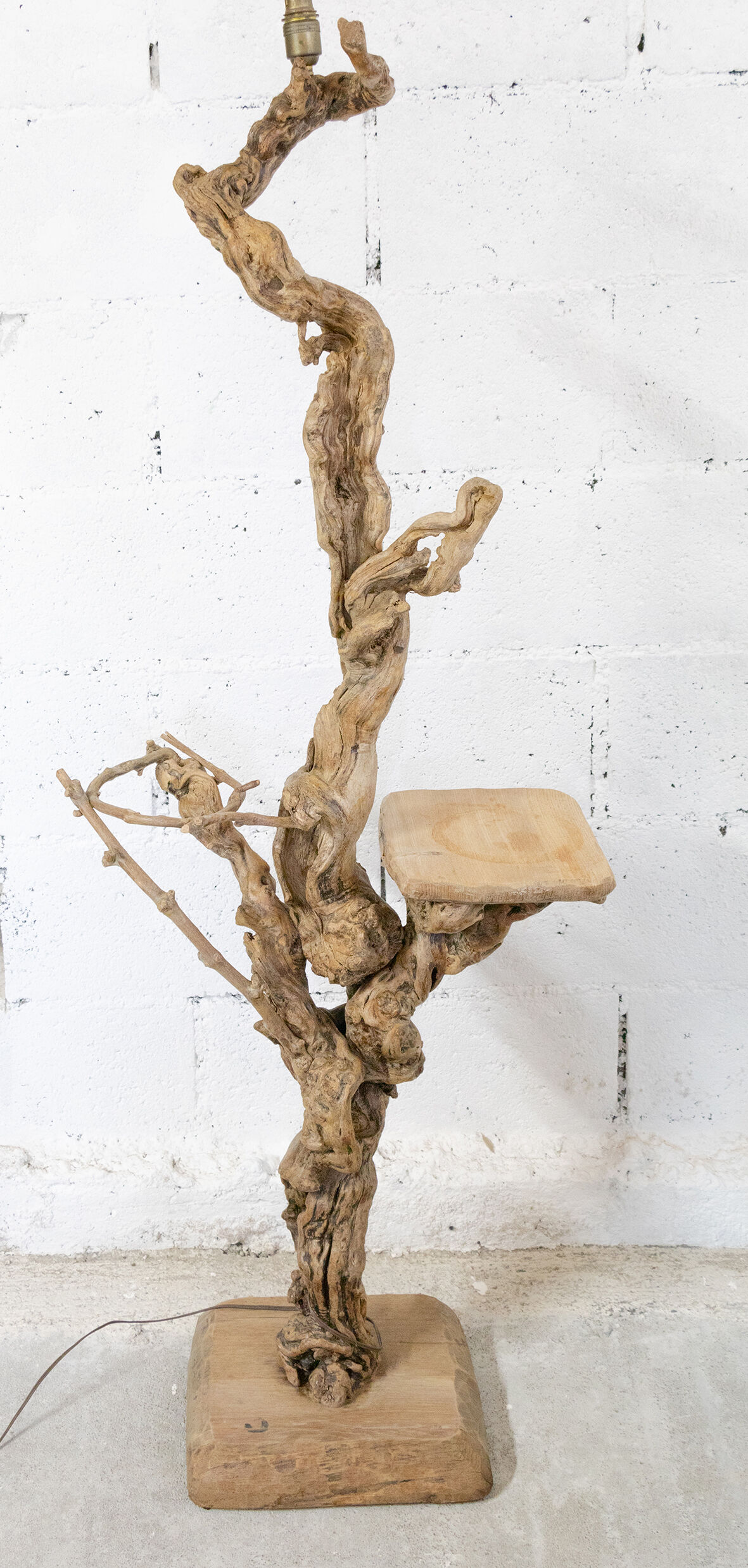 Lampadaire en bois brut