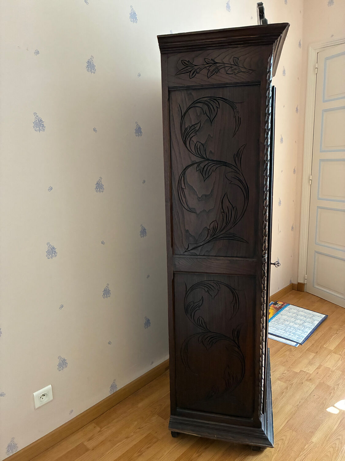 Old Breton bonnetière