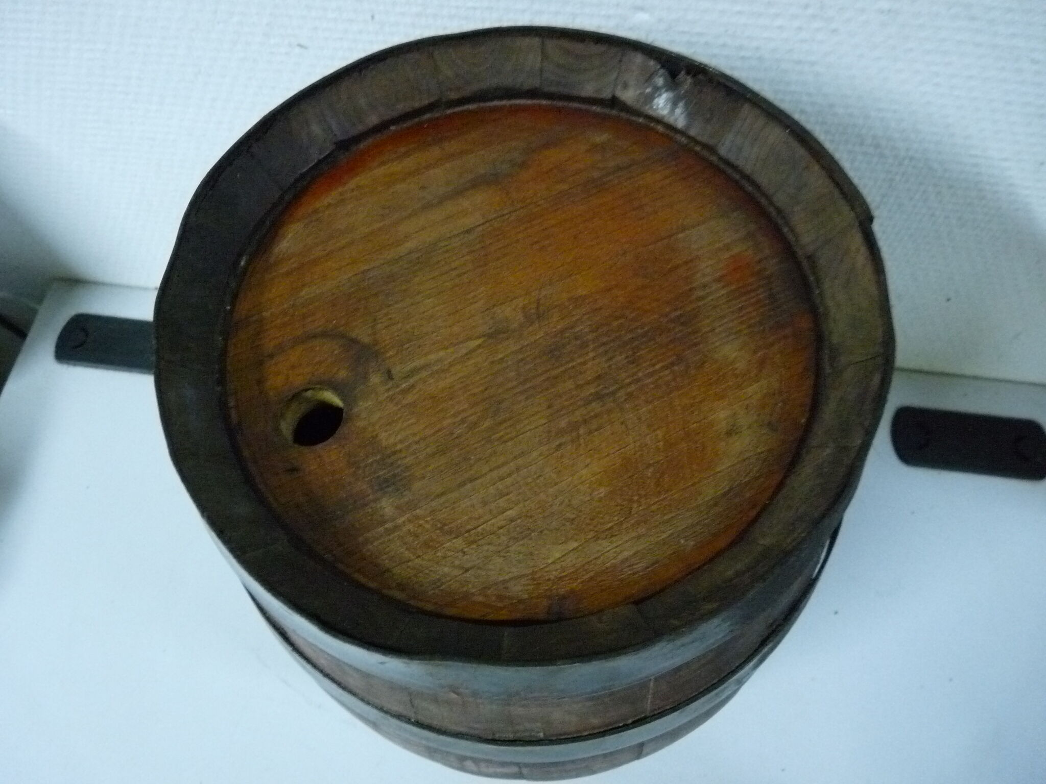 Ancien tonneau en bois et fer vin