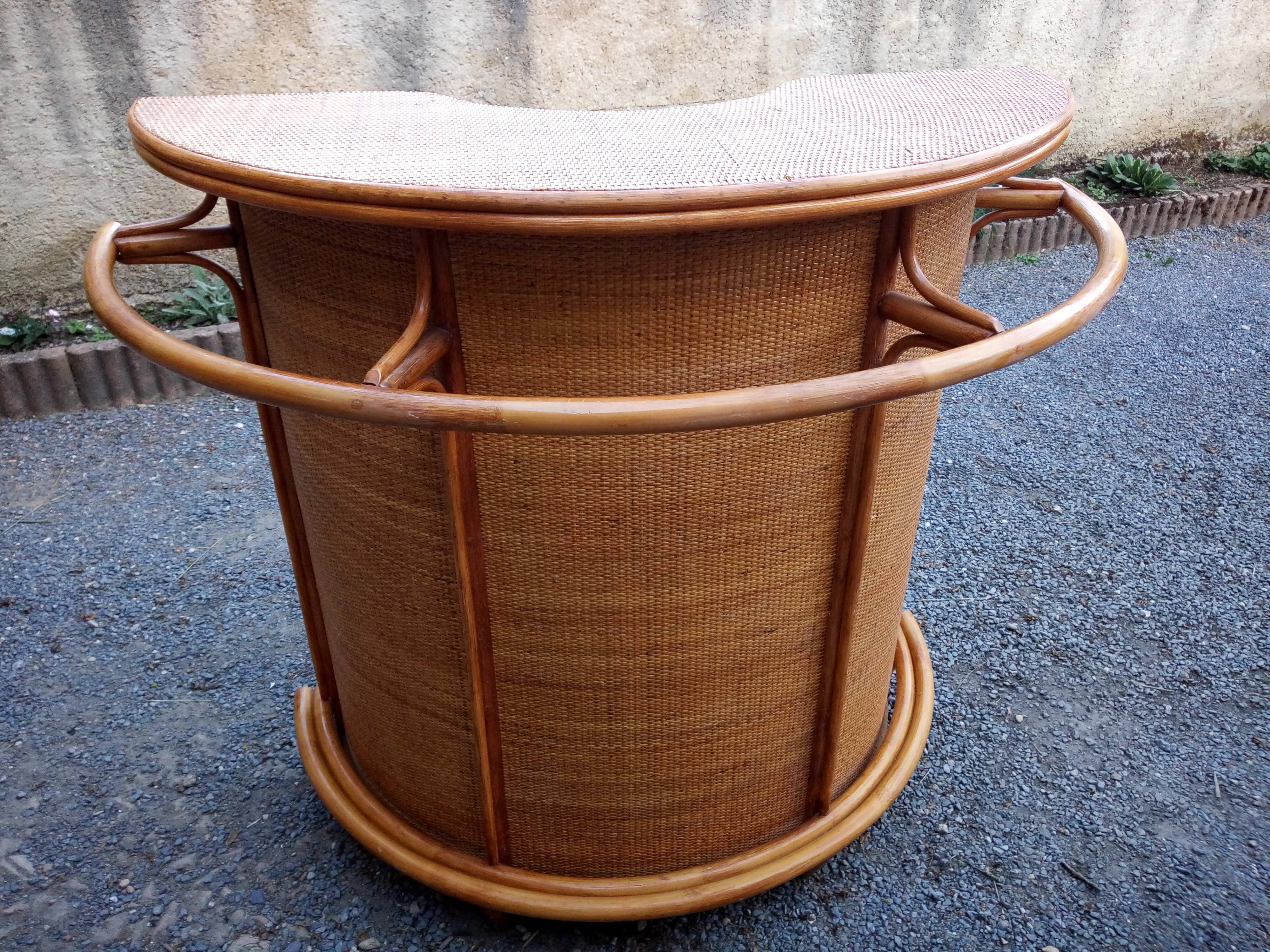 Bar set in bamboo and rattan with its two stools