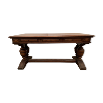 Bureau plat de style renaissance en chêne XX siècle