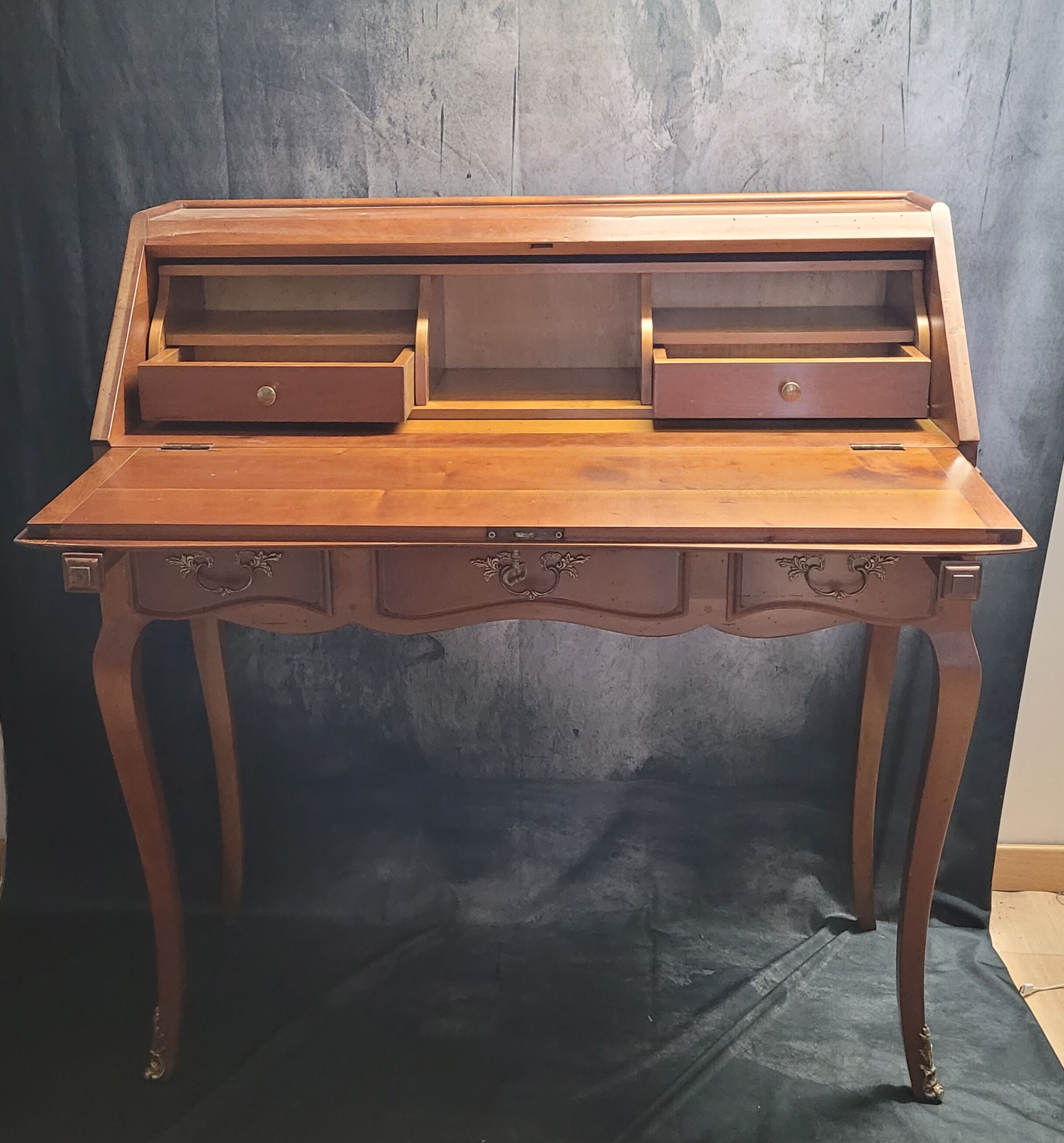 Wooden slope desk louis xv style