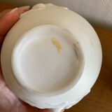 Paire de vases en biscuit decor putti et tête de bélier