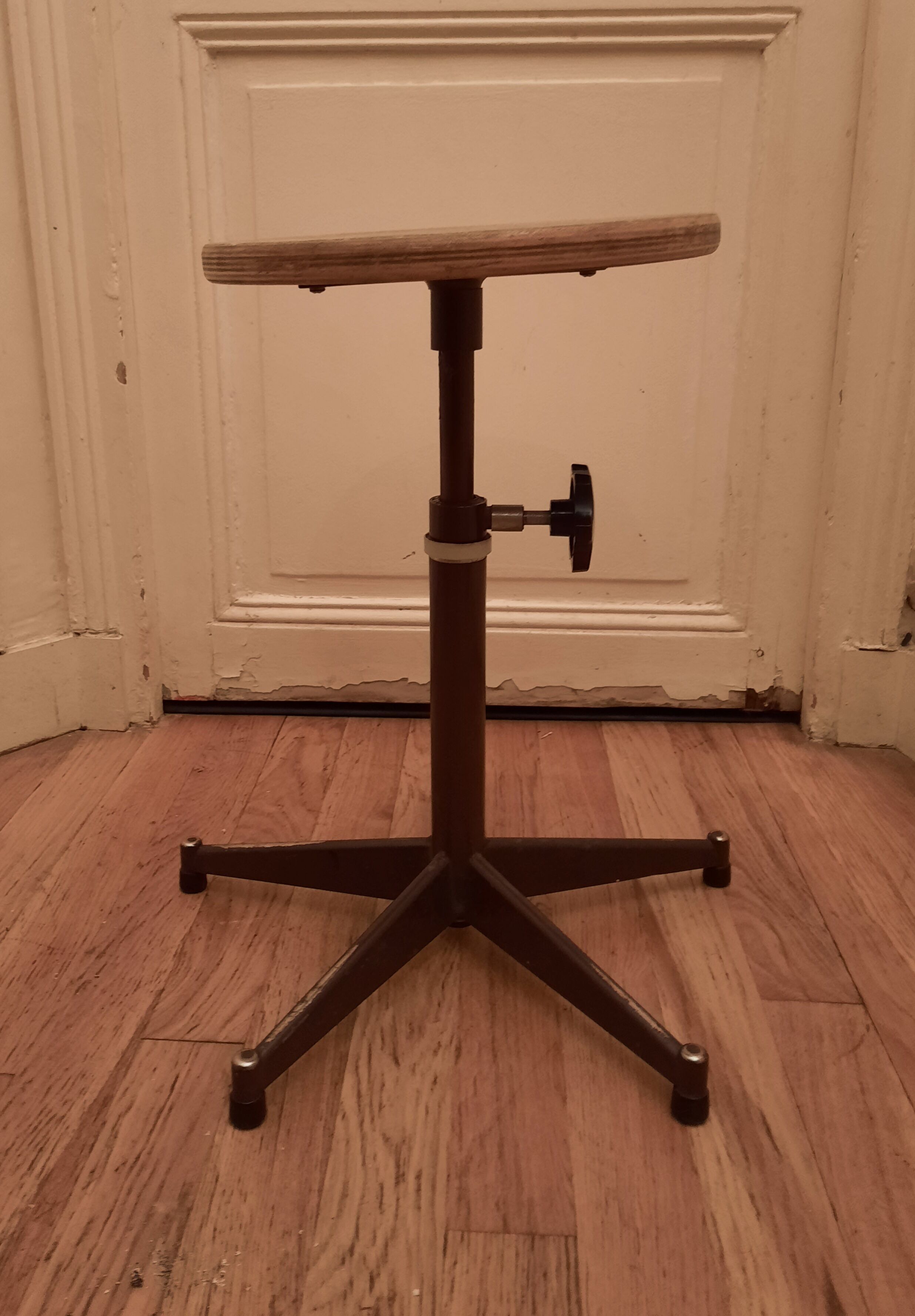 Tabouret d'atelier réglable
