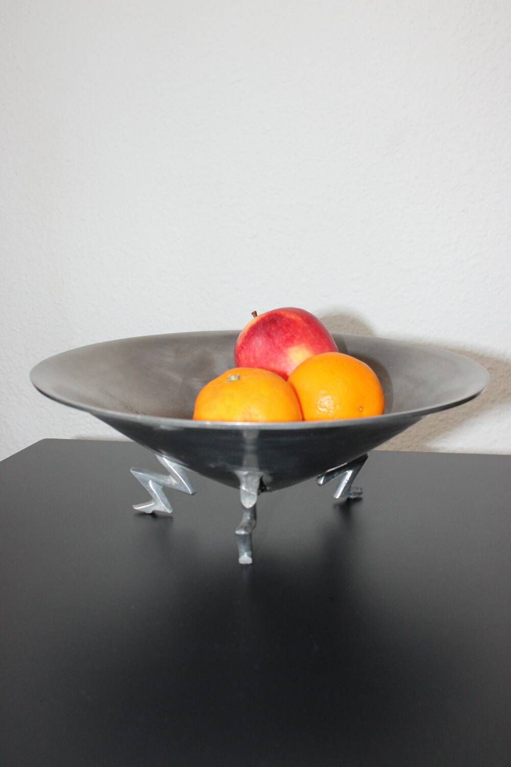 Vintage aluminium coupe/plate – zigzag base in Memphis style from the 80s.