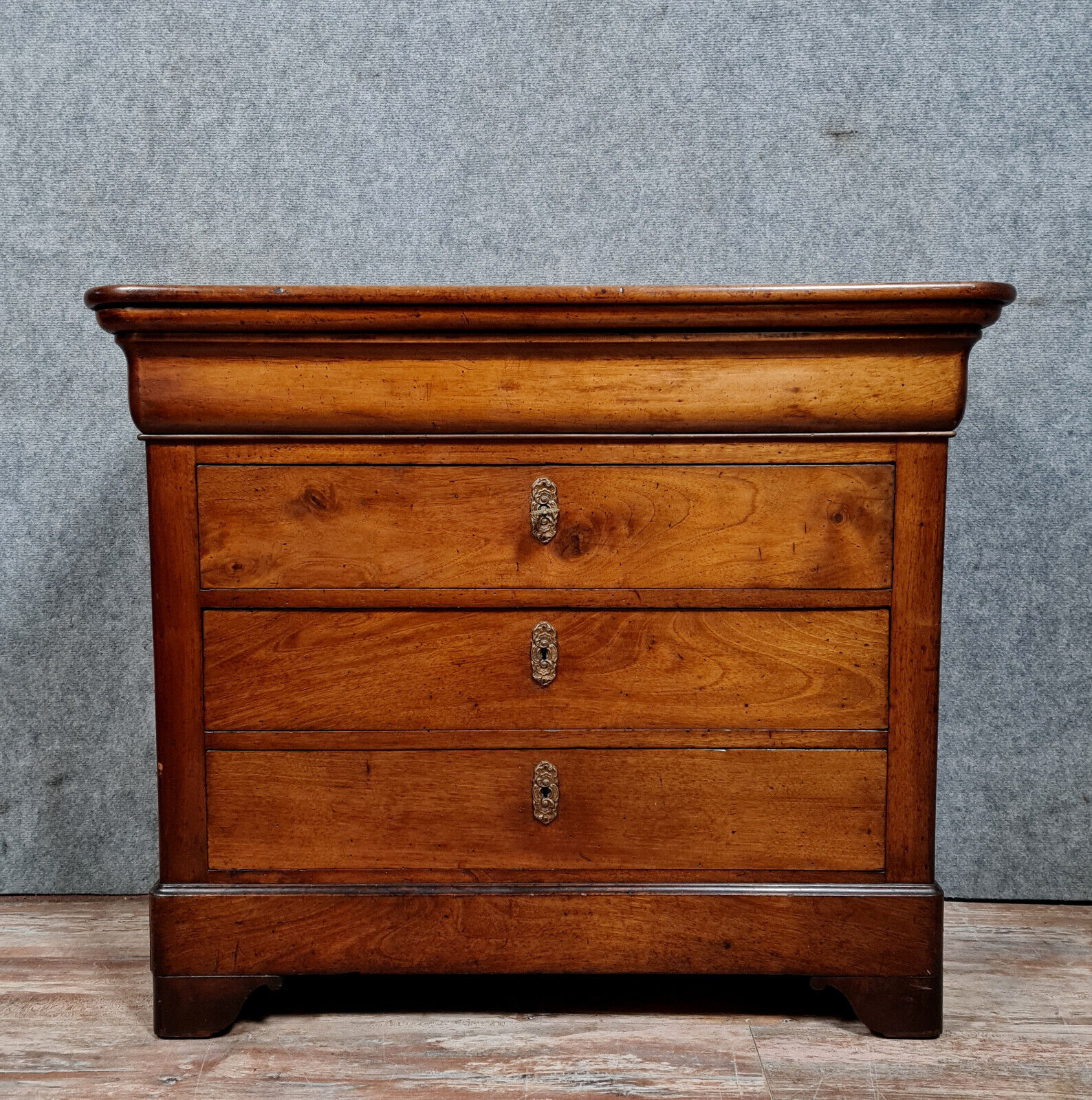 Lady chest of drawers Louis Philippe period in solid walnut around 1830