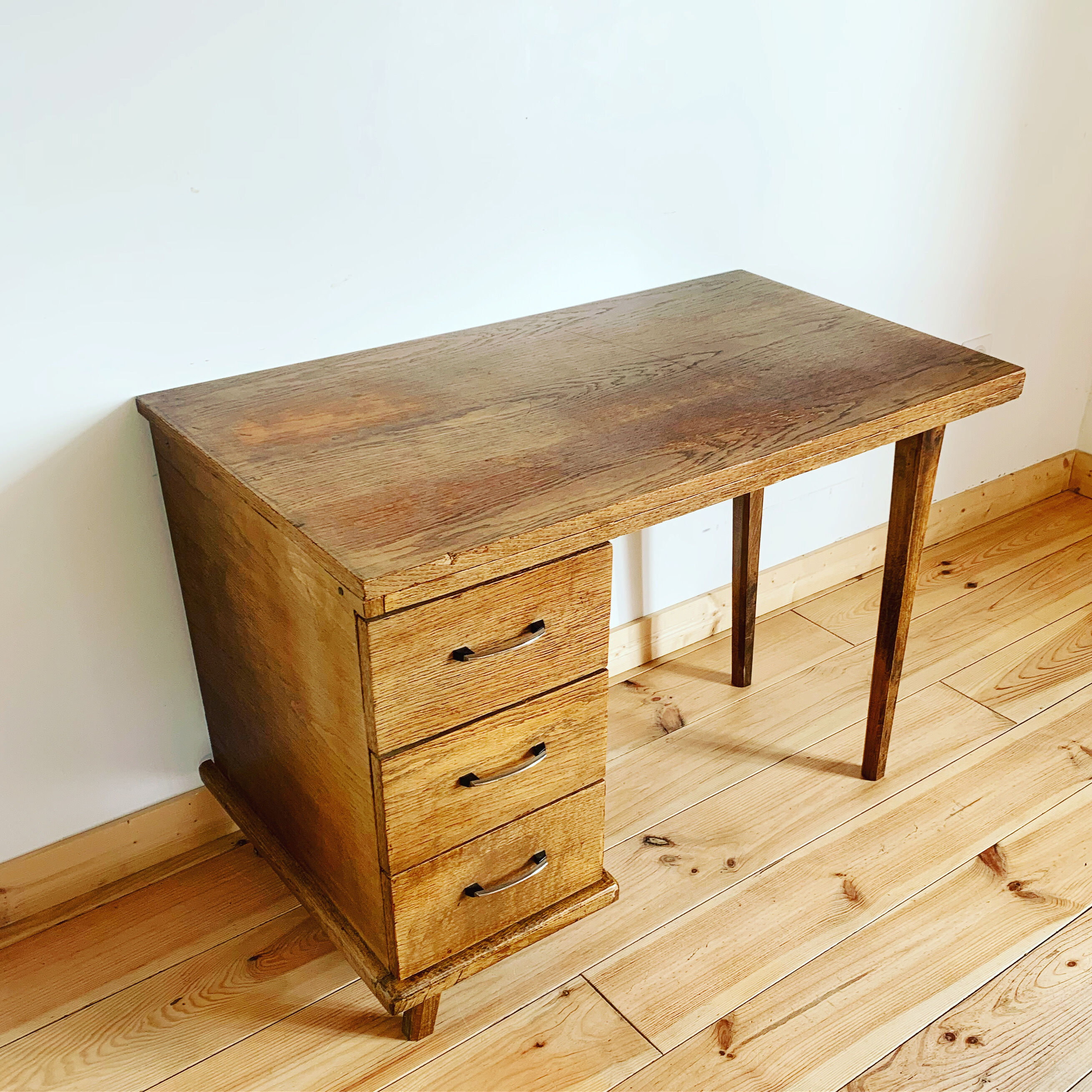 Asymmetrical vintage desk