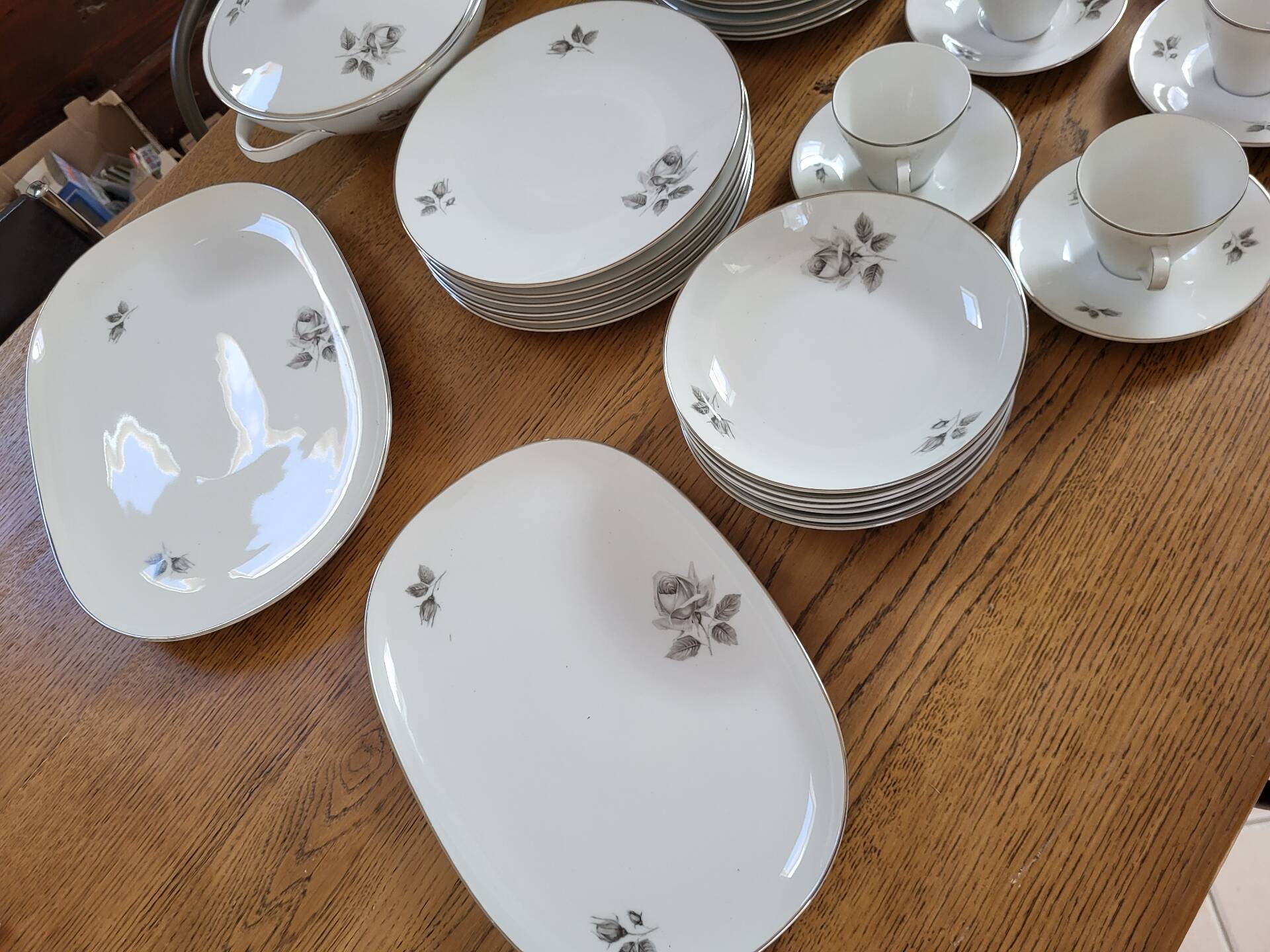 36-piece porcelain service