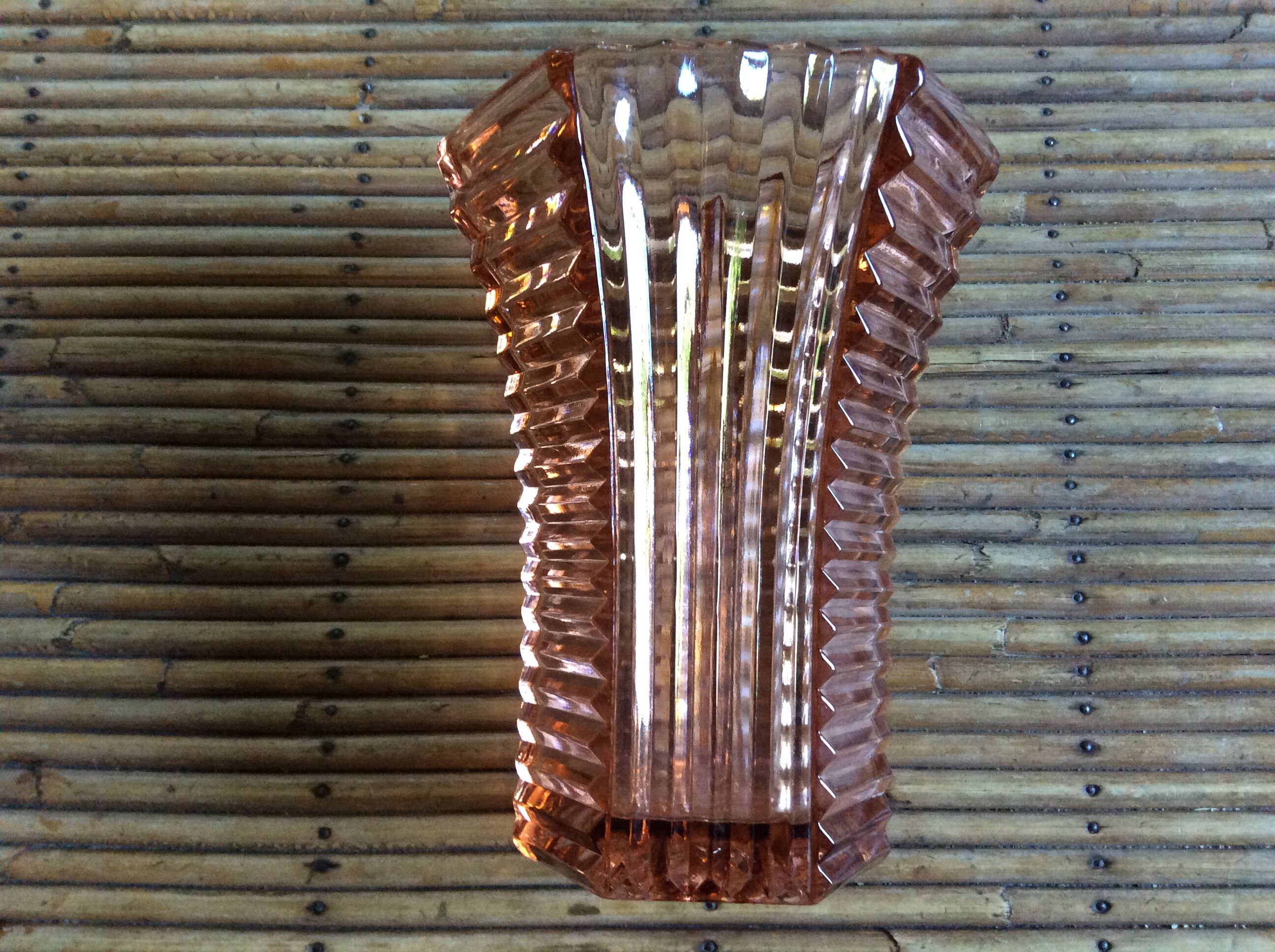 Vase en verre rose