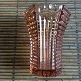 Vase en verre rose