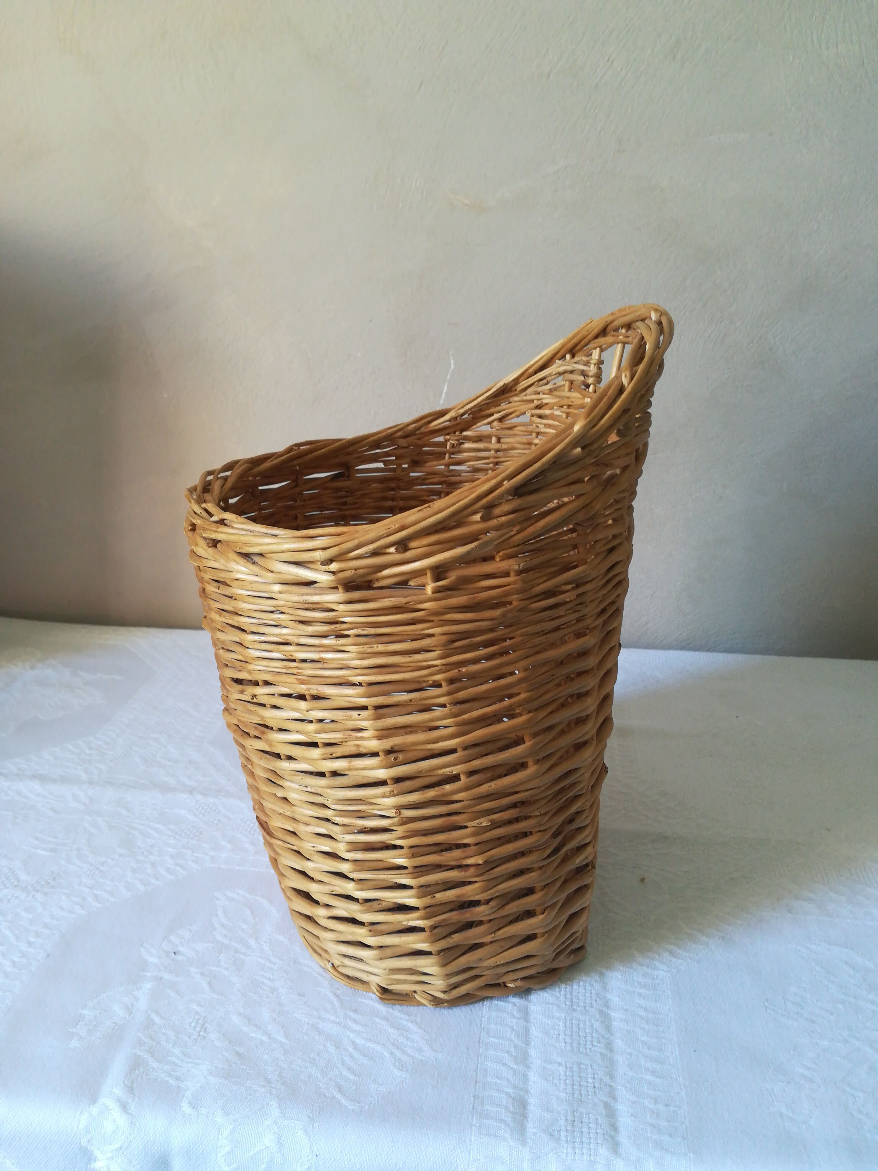 Wicker wall basket