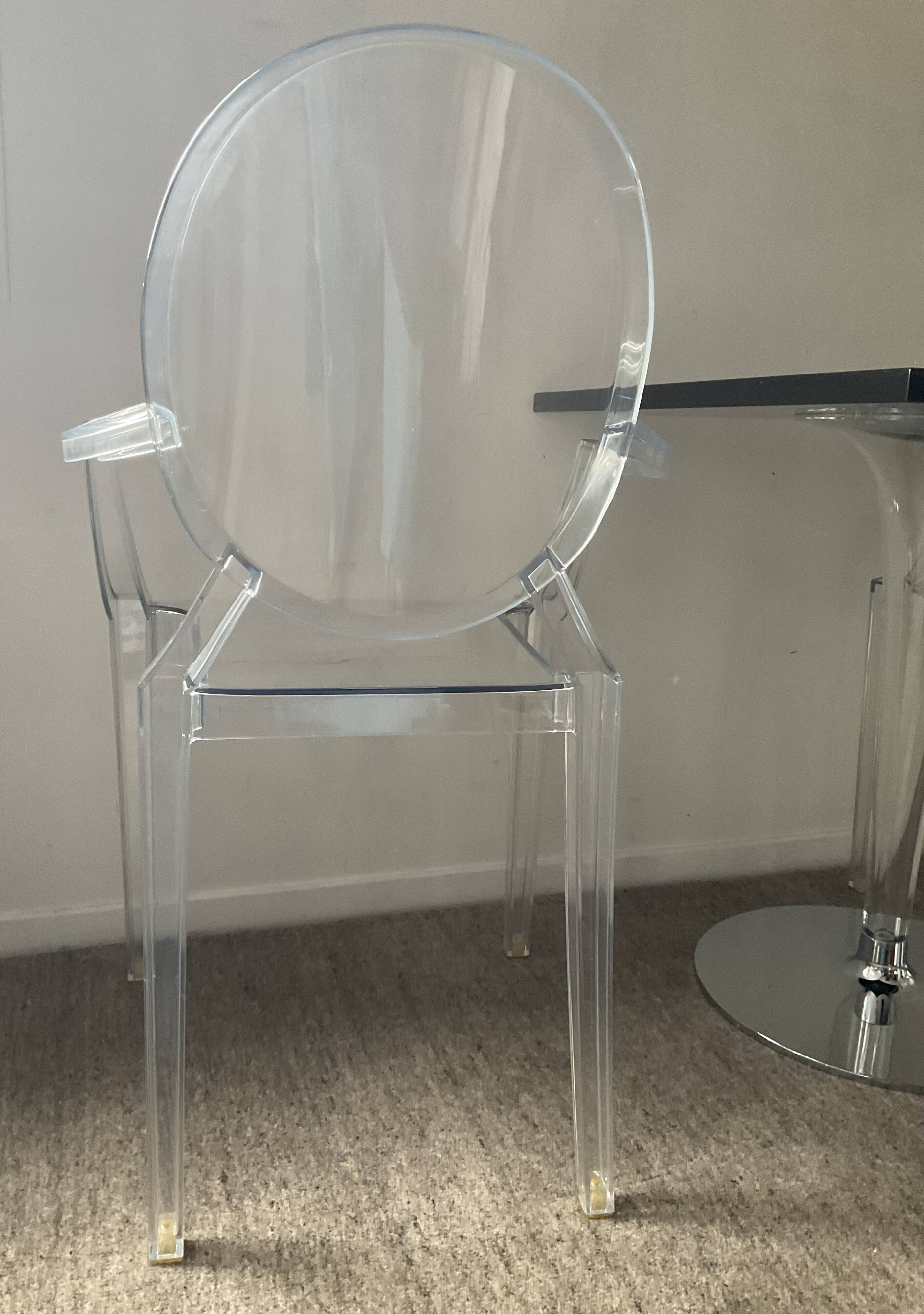 Ensemble Philippe Starck Kartell table à manger Top Top et 2 fauteuils Louis Ghost