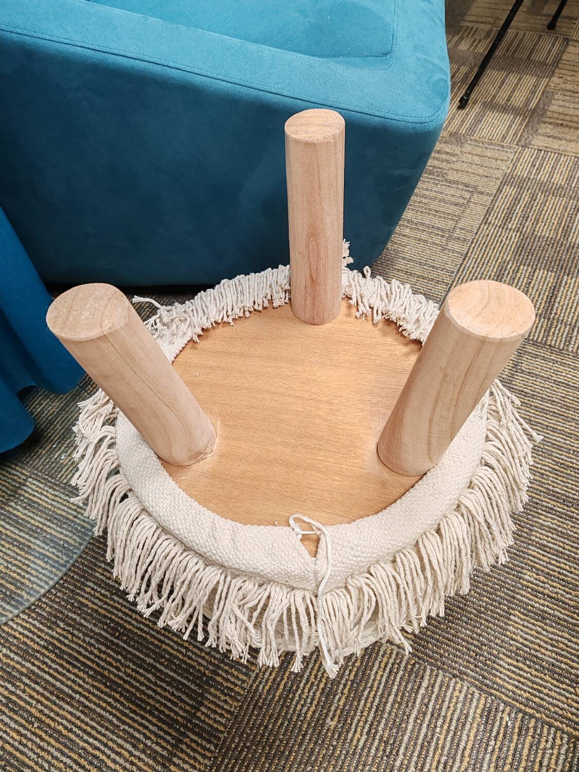 Tabouret pouf bois et tissus.