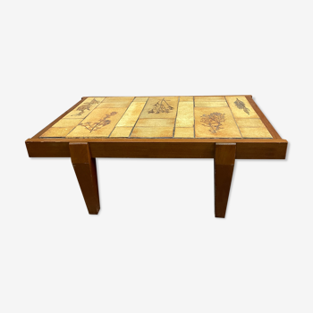 Coffee table in wood and ceramic herbarium