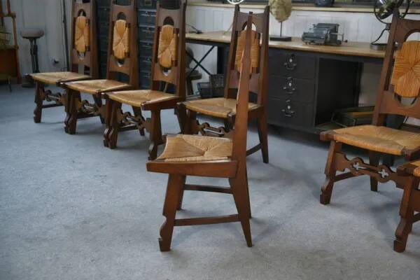 8 chaises en chêne rustique alliant lignes modernes et artisanat breton par un élève de Joseph Savina 1950’s