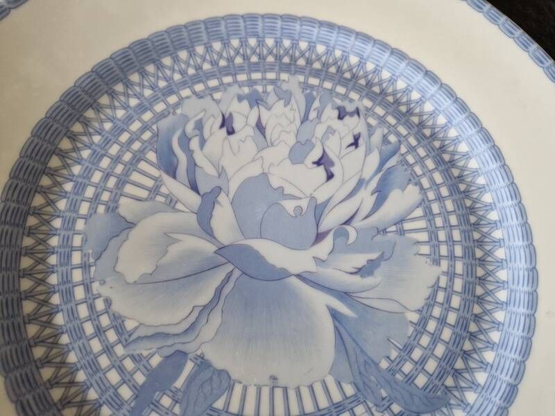 Limoges porcelain for Hermès, Paris - Set of 3 flat plates - Les Pivoines