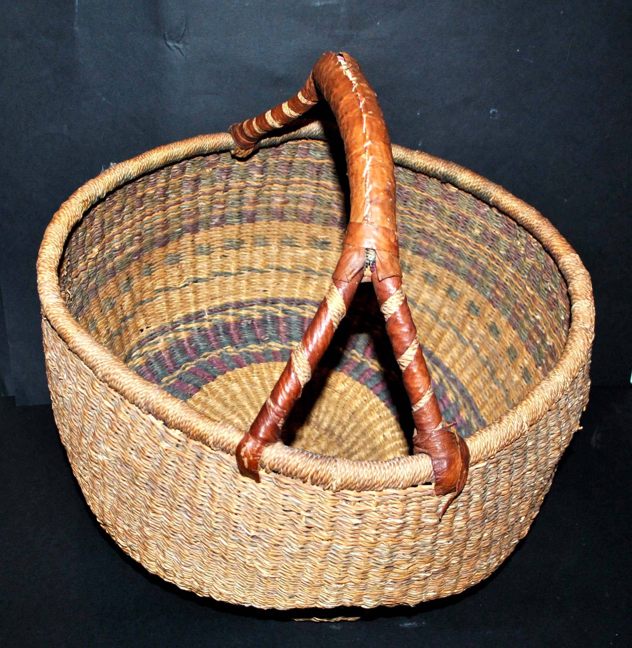 Vintage round basket in woven straw and leather - ethnic decorative ball basket