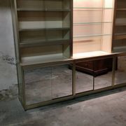 Bibliothèque vitrine couleur ivoire et aluminium anodisé or mat