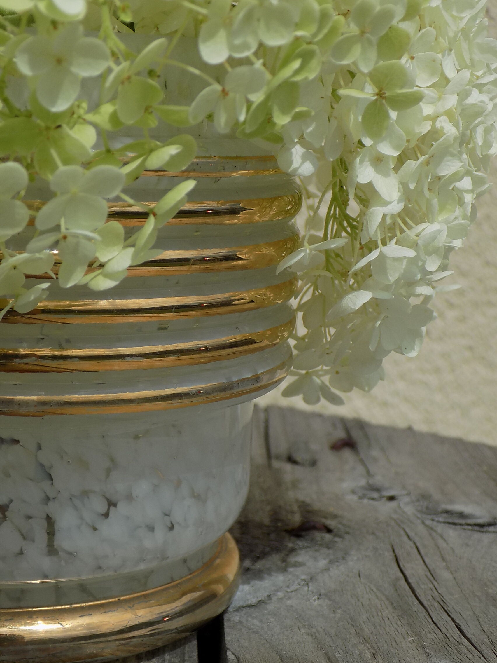 vase type art déco en verre moucheté blanc et doré
