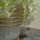 vase type art déco en verre moucheté blanc et doré