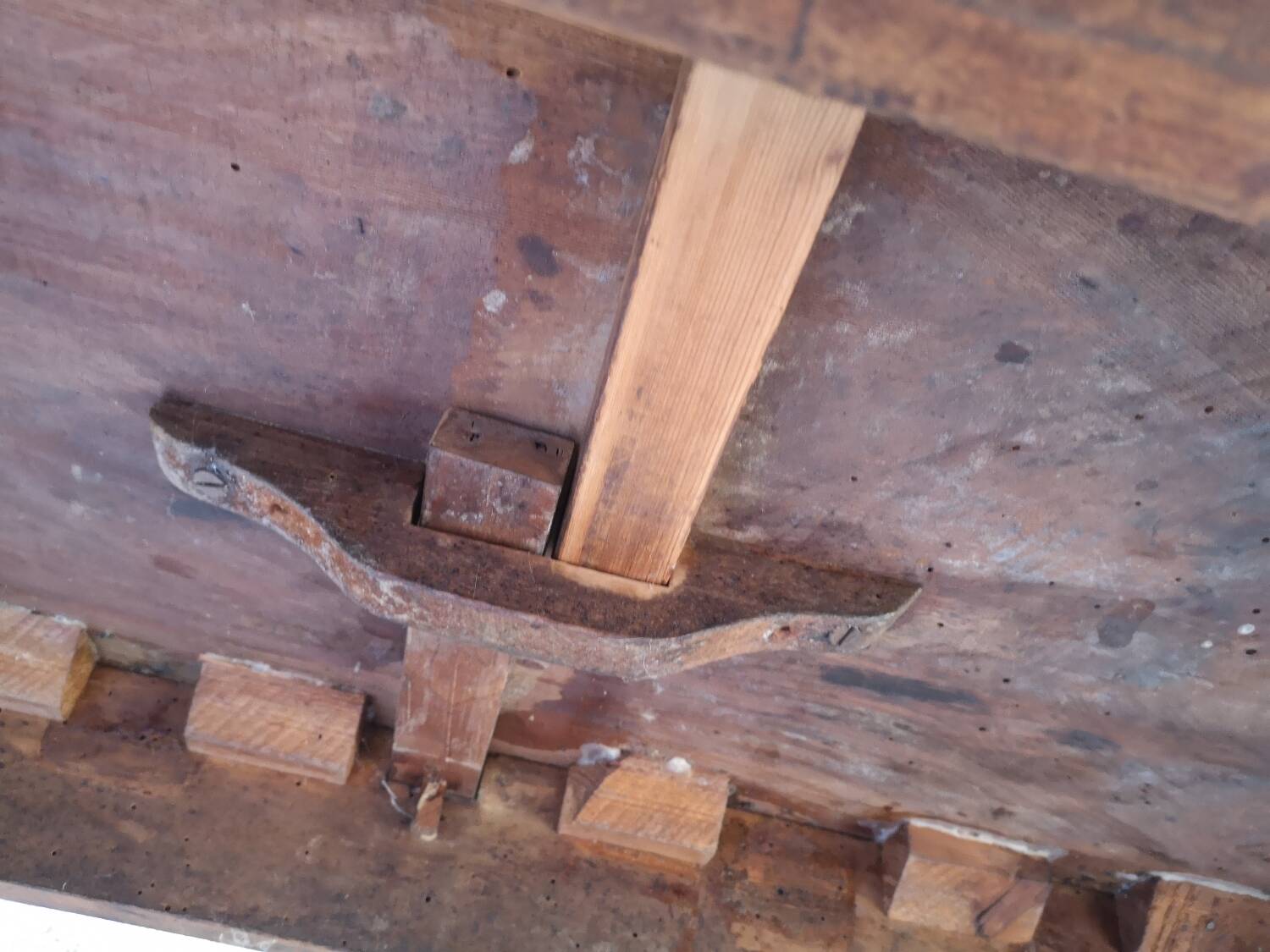 Round solid wood table 4 legs