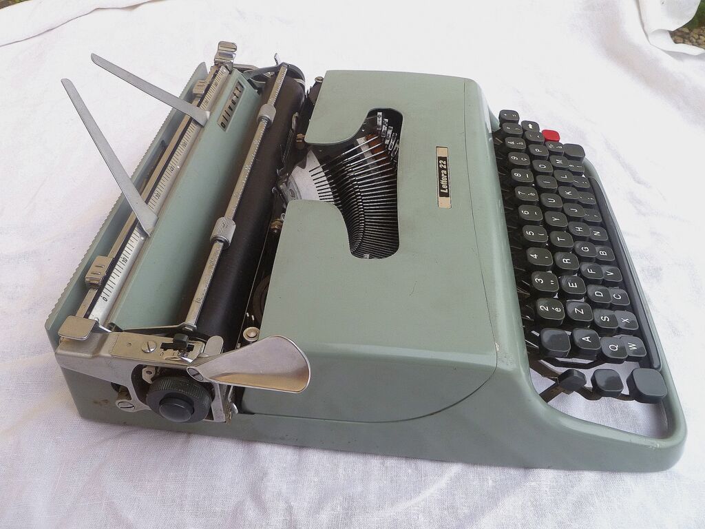 Typewriter Olivetti Lettera 22