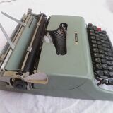 Typewriter Olivetti Lettera 22