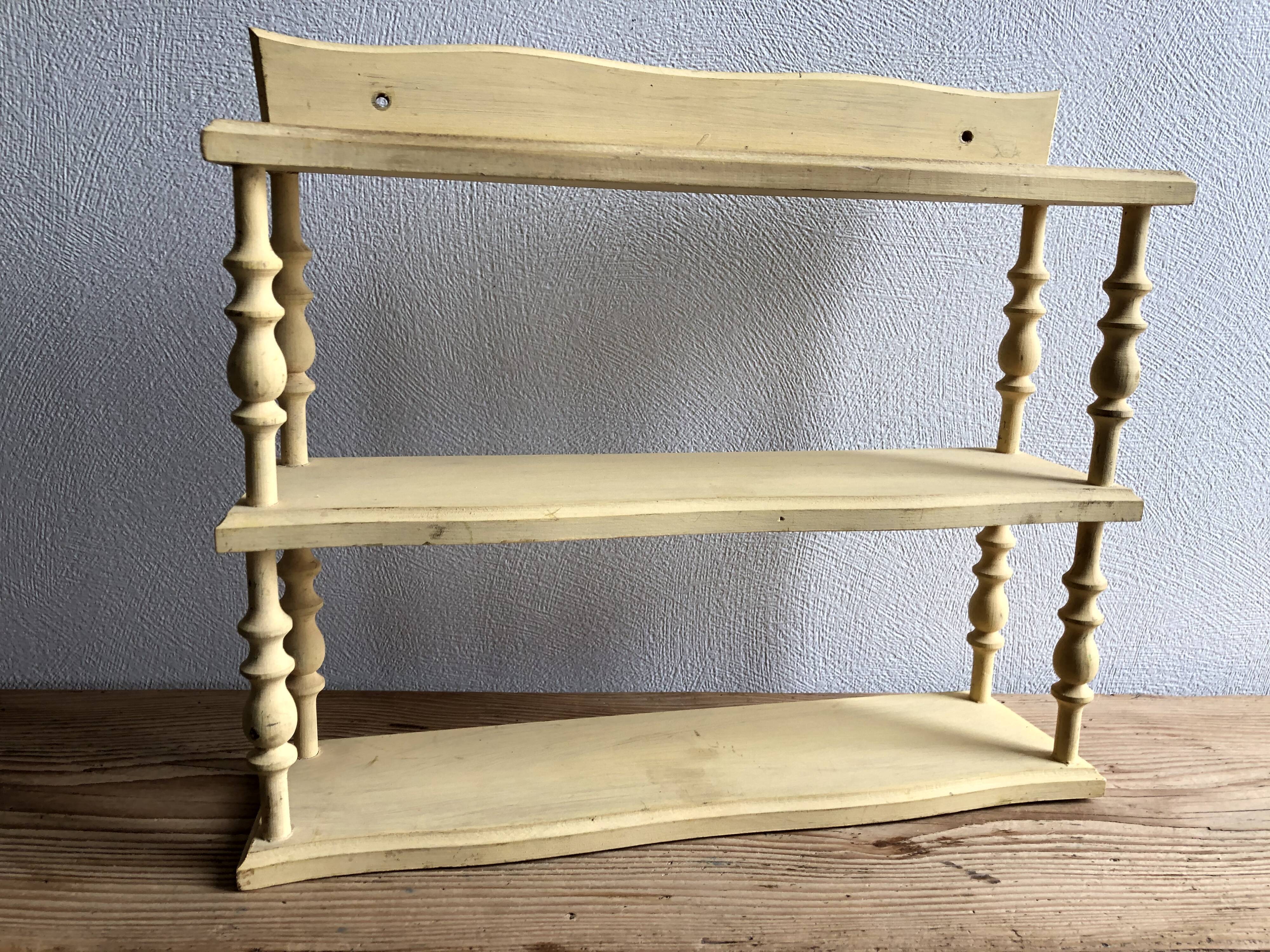 Skated wooden coil shelf