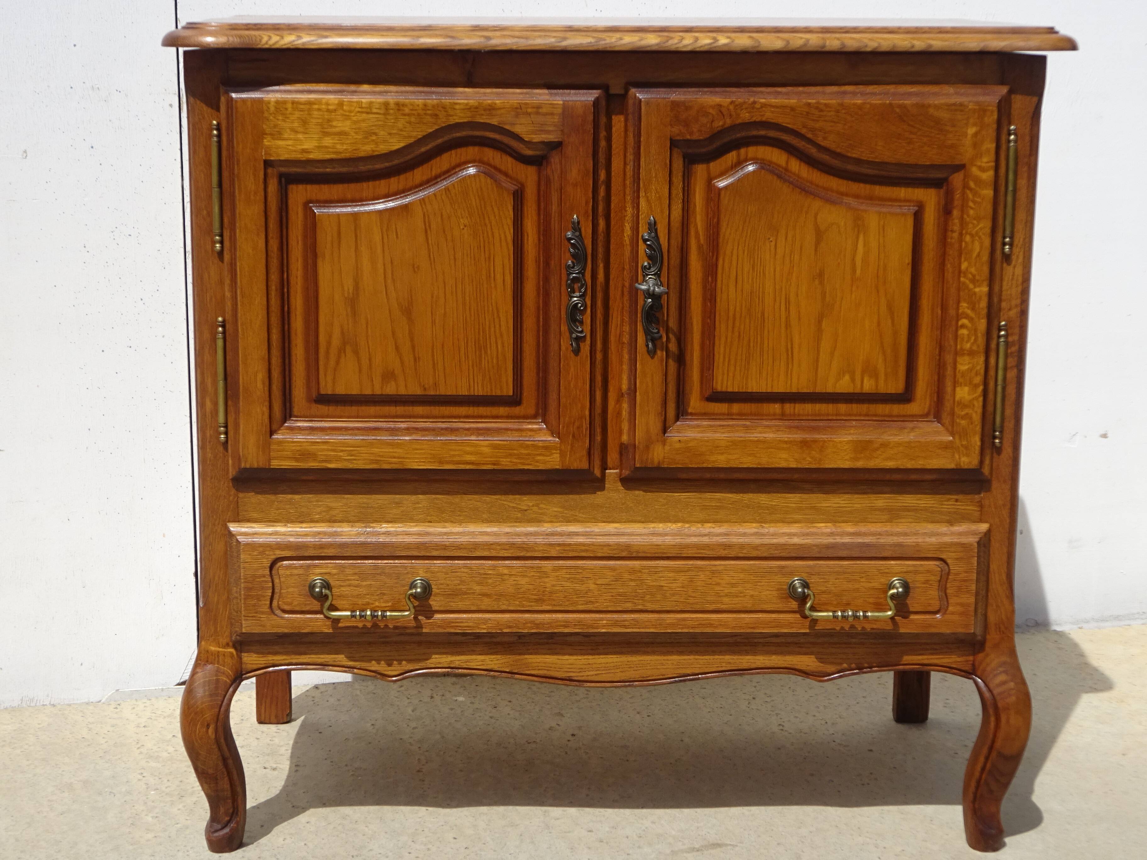 Small oak sideboard, rotating tray