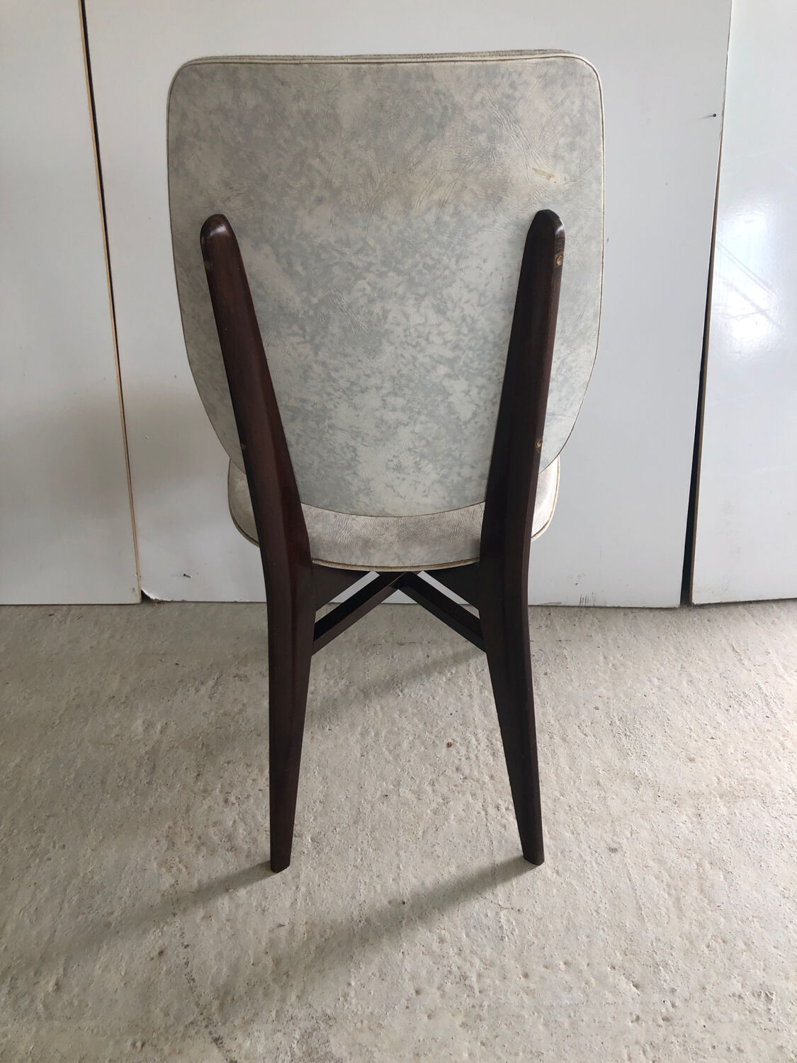 Chaise bois et skaï blanc vintage
