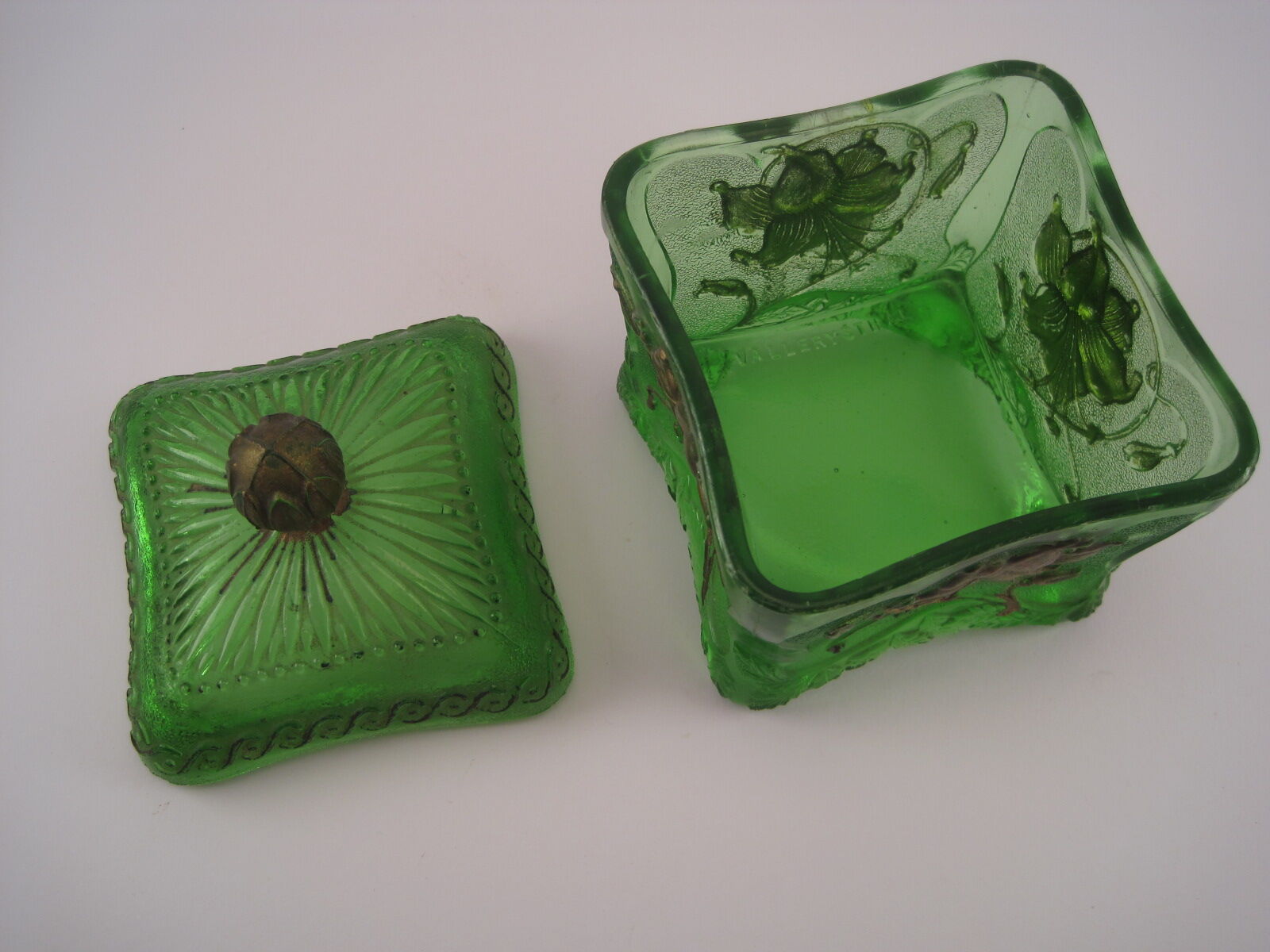 Bonbonnière verre moulé pressé vert doré Cristallerie de VALLERYSTHAL