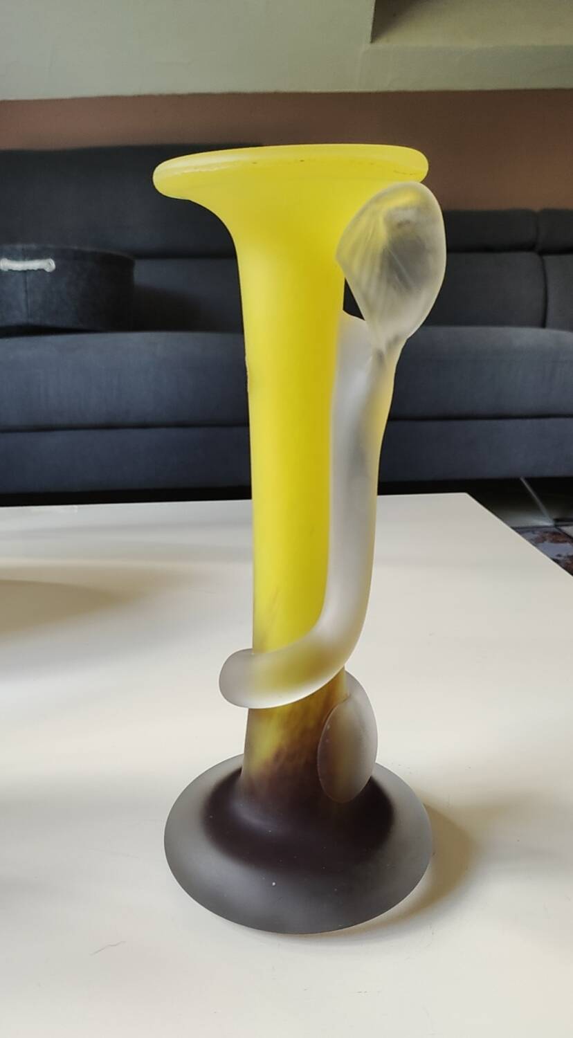 Floral design vase. Signed Verrerie d'Art de Toul. Unique piece, 27 cm