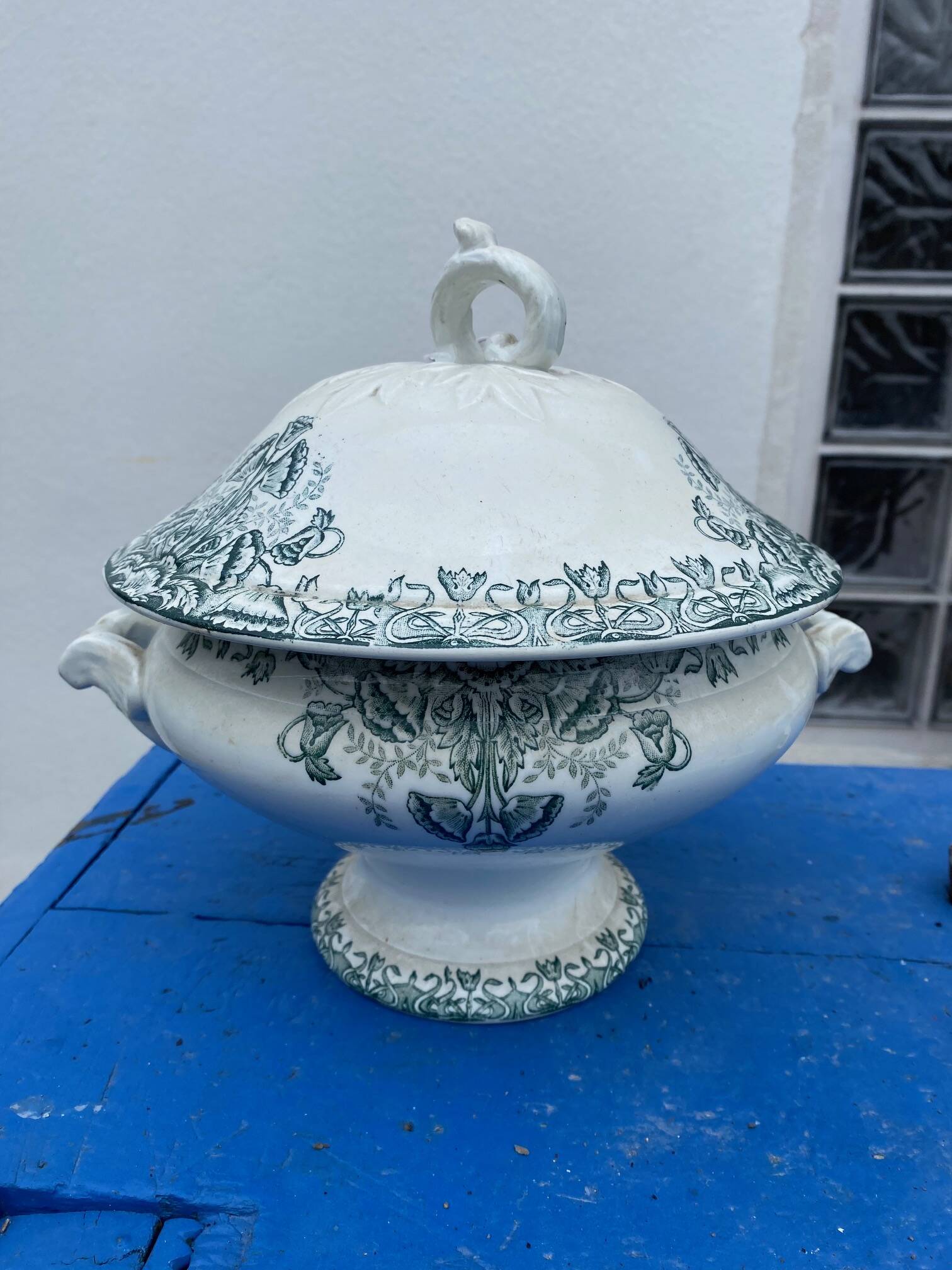 Soupière ancienne en faïence de St Amand décor floral Lebacqz Bouchard