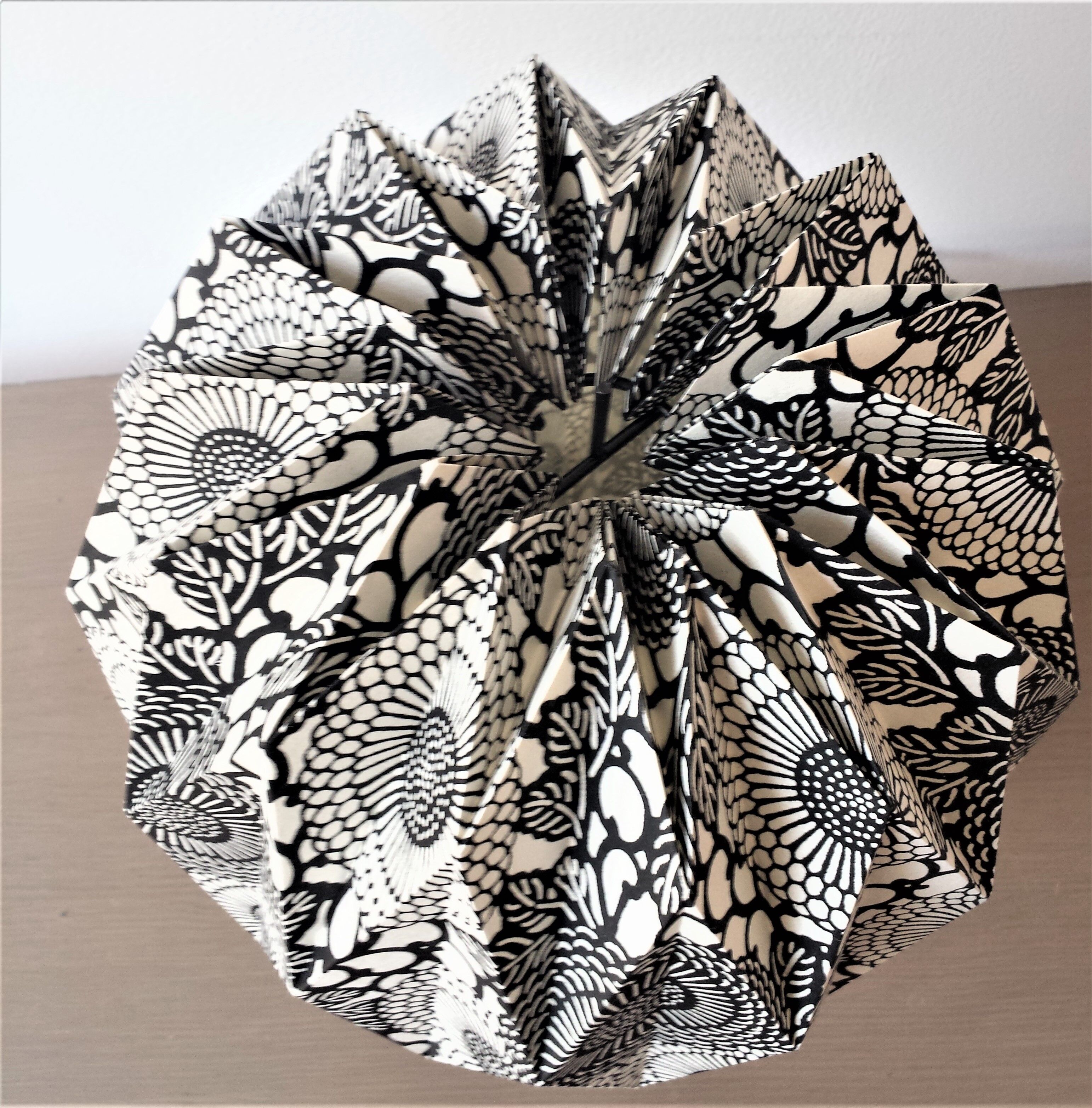 Hand-folded Sekai lamp Katazome shi black