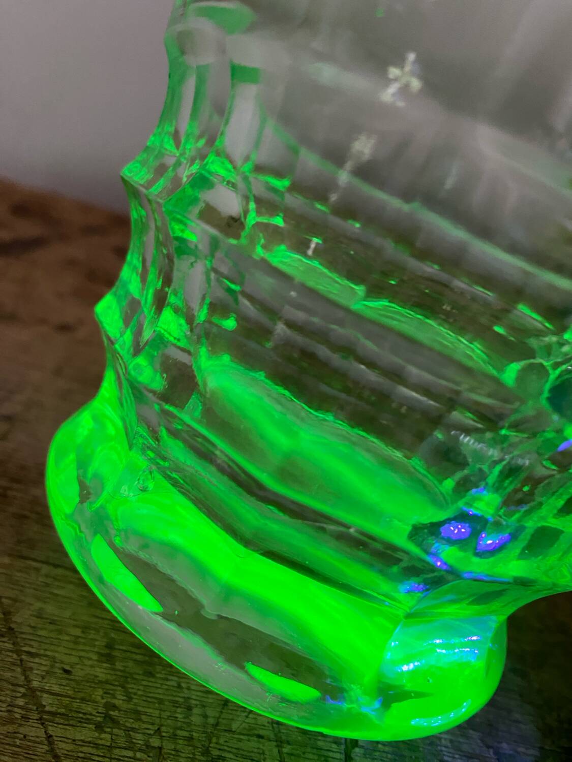 Carafe en ouraline fluorescente