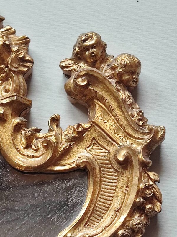 Petit miroir suspendu en métal doré