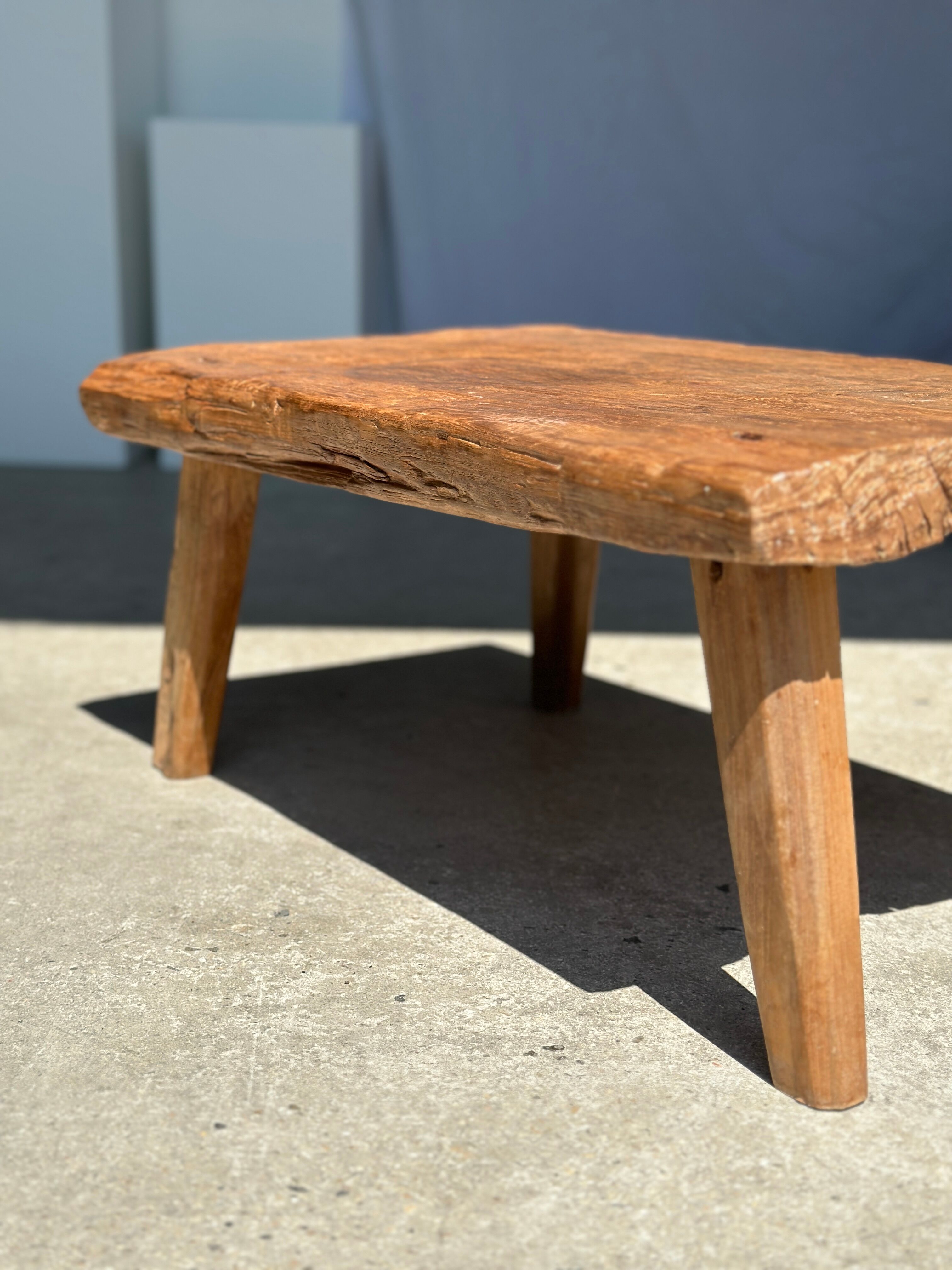 Coffee table in blond teak quadripod