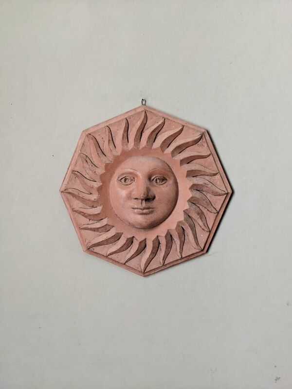 Soleil artisanal en terre cuite terracotta décoration murale vintage bohème