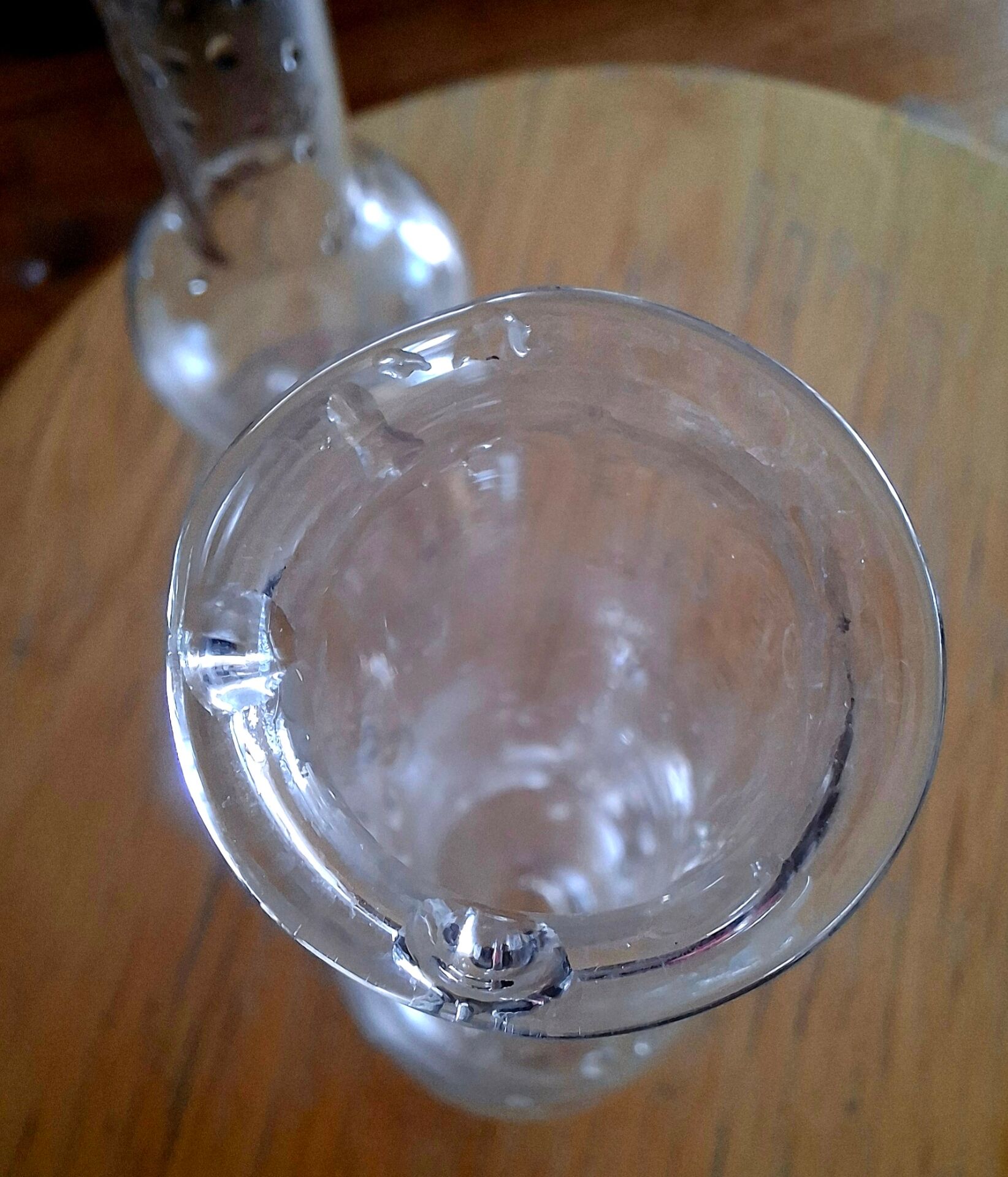 Single-stem vases made of flasks