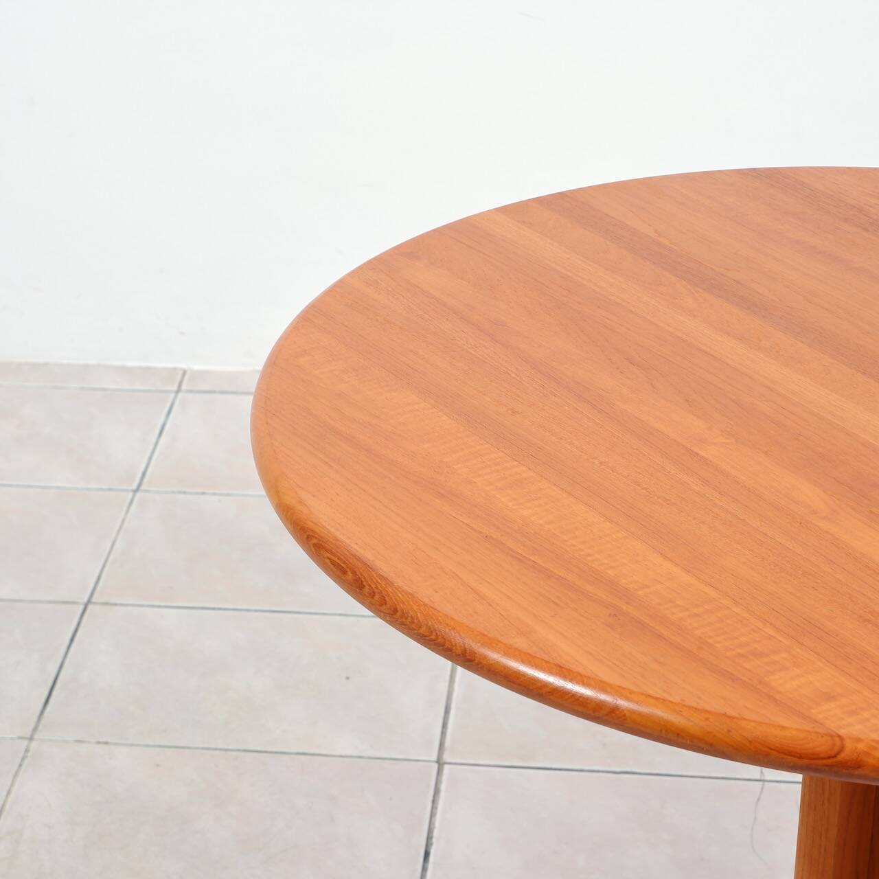 Round dining table by Tarm OG Stole Mobelfabrik in solid teak