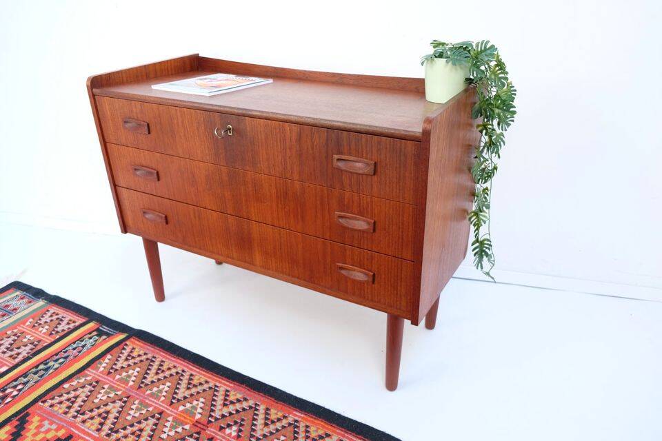 Teak chest of drawers in Danish style, 1960s/70s, retro/vintage style, dating from the mid-20th century.