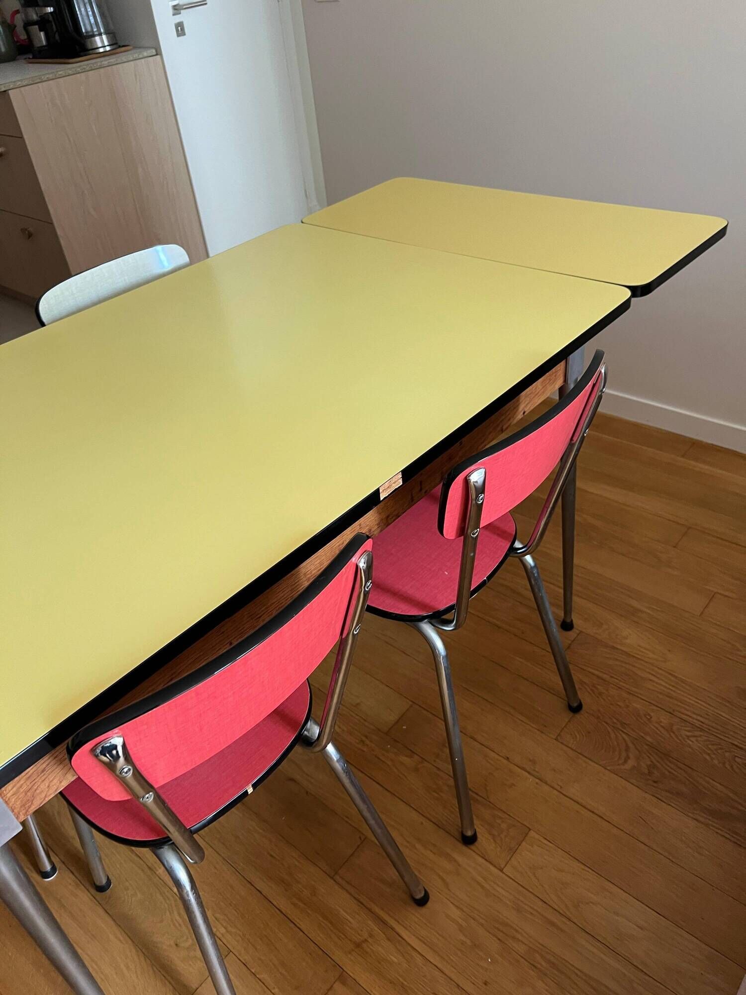 Table en Formica avec 4 chaises