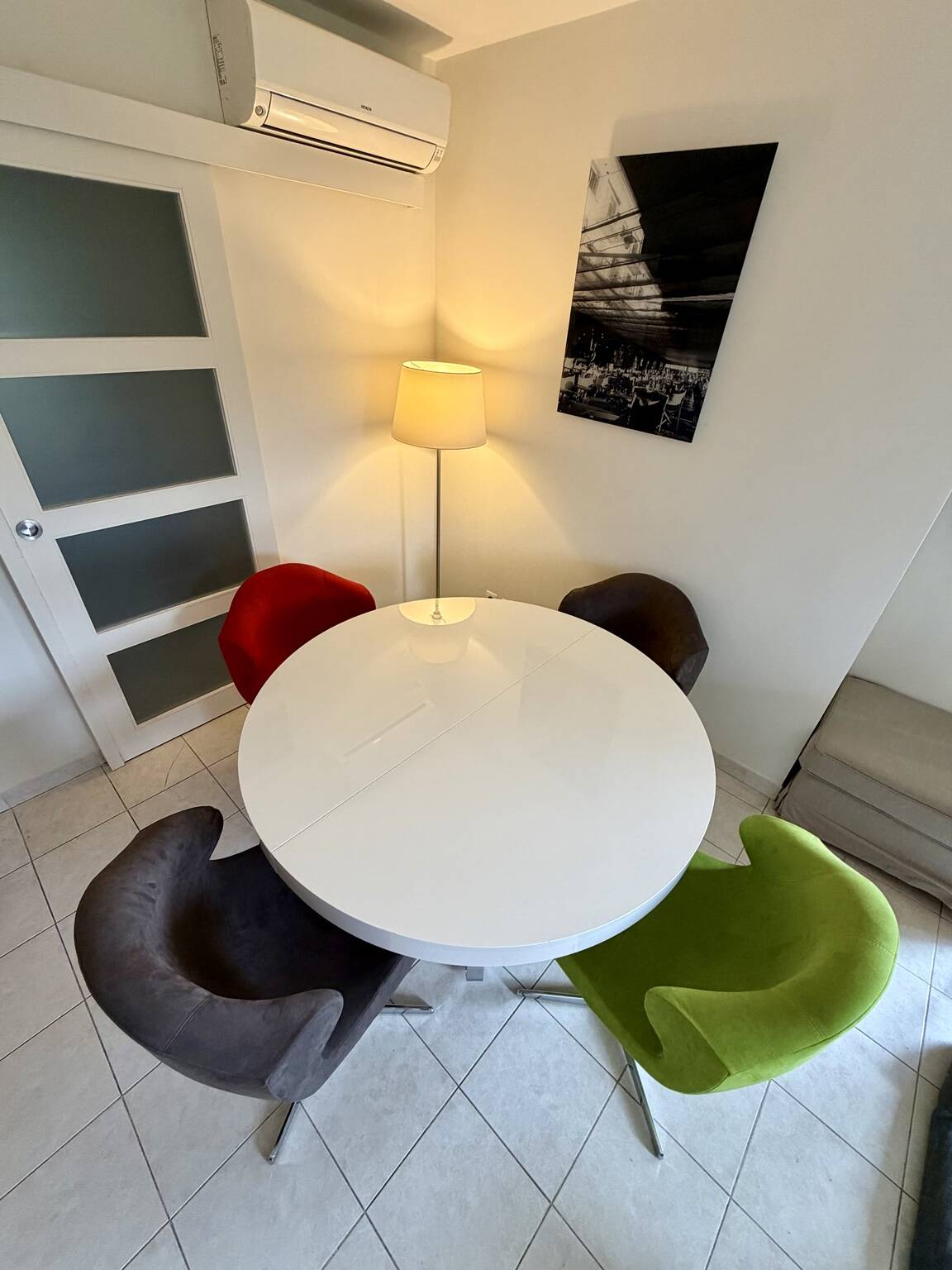 Ligne roset - ava ø130 extendable table + 4 alster chairs in alcantara